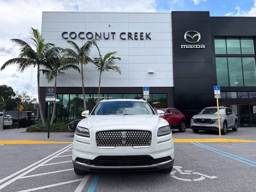 Used 2022 Lincoln Nautilus FWD image 2