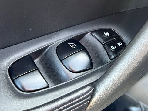 Used 2017 Nissan Rogue SL image 14