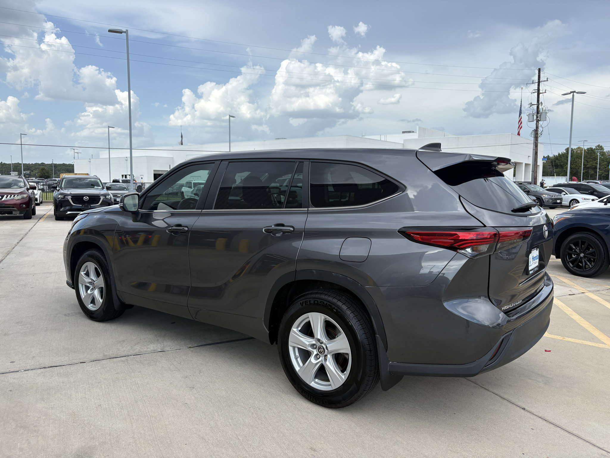 Used 2023 Toyota Highlander LE AWD/4WD image 6