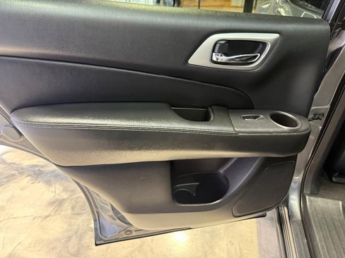 Used 2020 Nissan Pathfinder Platinum image 44