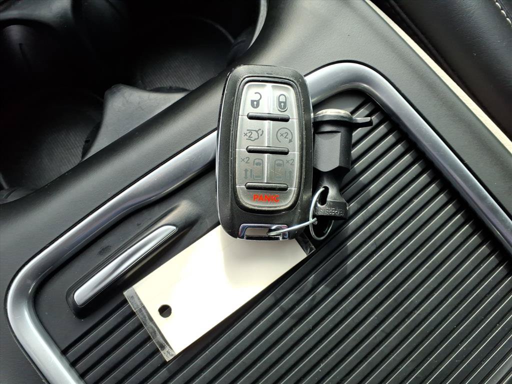 Used 2023 Chrysler Pacifica Touring-L FWD image 17