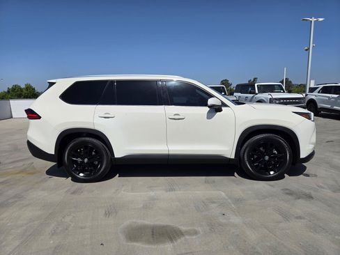 Used 2024 Toyota Grand Highlander FWD image 2