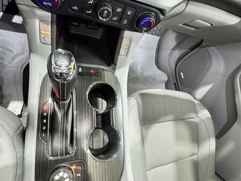 Used 2017 GMC Acadia SLT AWD/4WD image 15