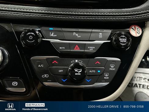 Used 2024 Chrysler Pacifica Limited FWD image 24