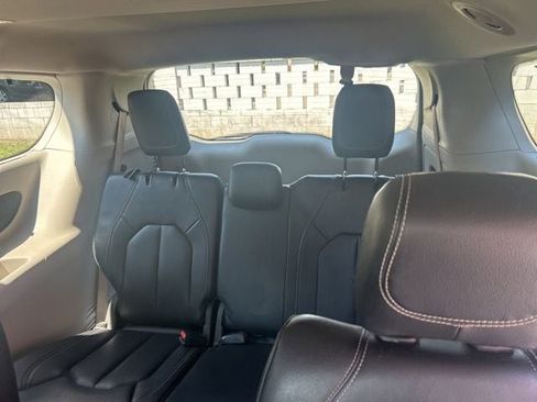 Used 2022 Chrysler Pacifica Touring-L FWD image 7