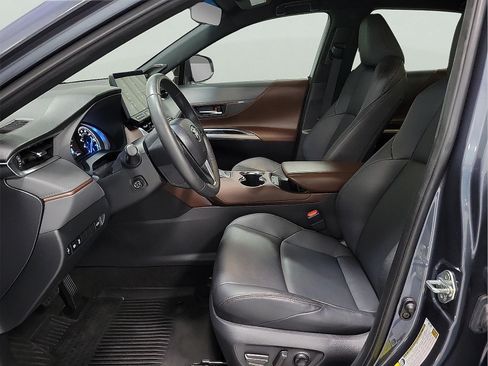 Certified 2024 Toyota Venza XLE AWD/4WD image 10