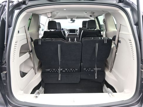 Used 2023 Chrysler Pacifica Touring-L image 18