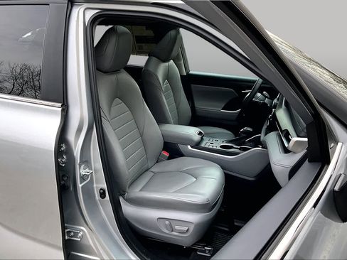 Used 2023 Toyota Highlander XLE AWD/4WD image 8