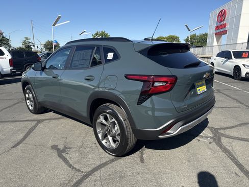New 2026 Chevrolet Trax LT w/ LT Convenience Package FWD image 3