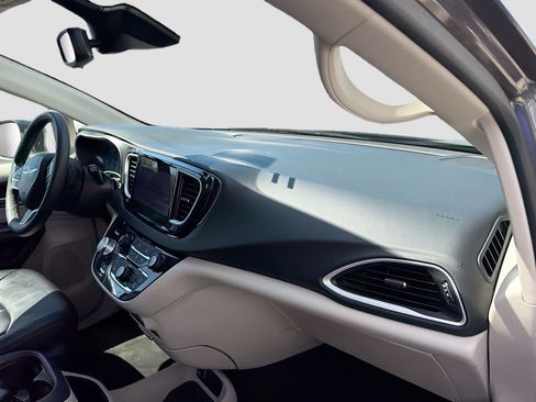 Used 2023 Chrysler Pacifica Touring-L image 14
