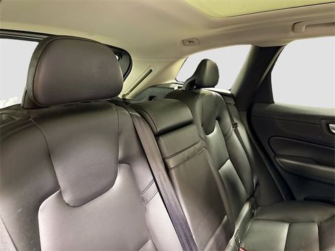 Used 2019 Volvo XC60 T5 Momentum w/ Premium Package image 28