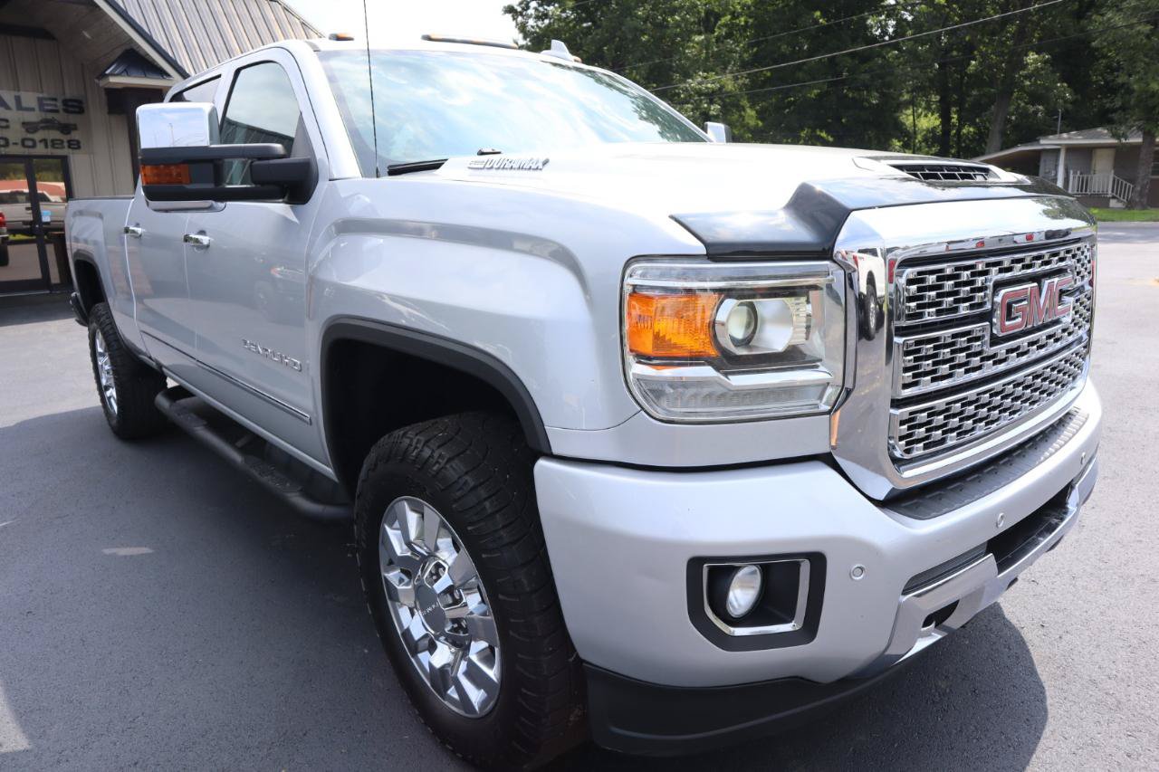 Used 2018 GMC Sierra 2500 Denali w/ Duramax Plus Package AWD/4WD image 3