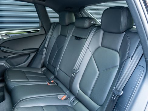 Certified 2025 Porsche Macan image 30