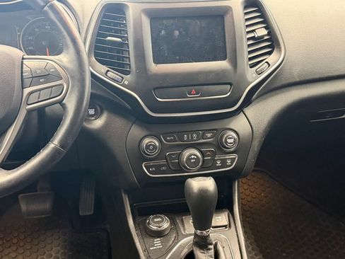 Used 2019 Jeep Cherokee Latitude Plus w/ Cold Weather Group AWD/4WD image 14