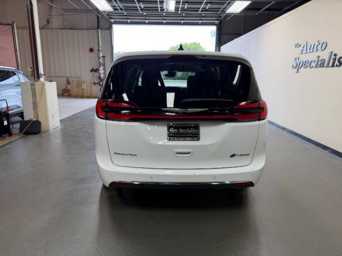 Used 2024 Chrysler Pacifica Limited FWD image 4