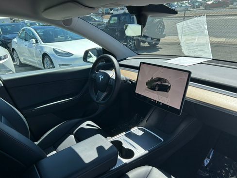 Used 2022 Tesla Model Y Long Range AWD/4WD image 28