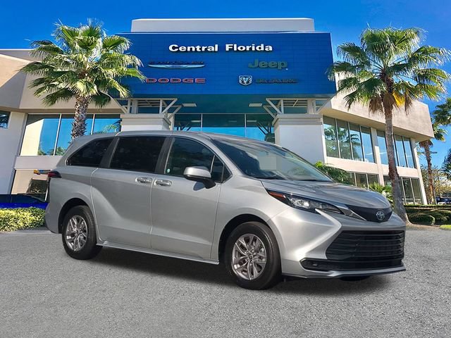 Used 2025 Toyota Sienna LE FWD image 2