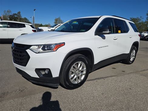 Used 2021 Chevrolet Traverse LT w/ LPO, Blackout Package image 9