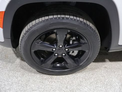 Certified 2023 Jeep Grand Cherokee Limited w/ Black Appearance Package AWD/4WD image 8
