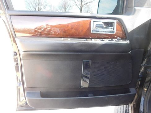 Used 2017 Lincoln Navigator L Select image 9