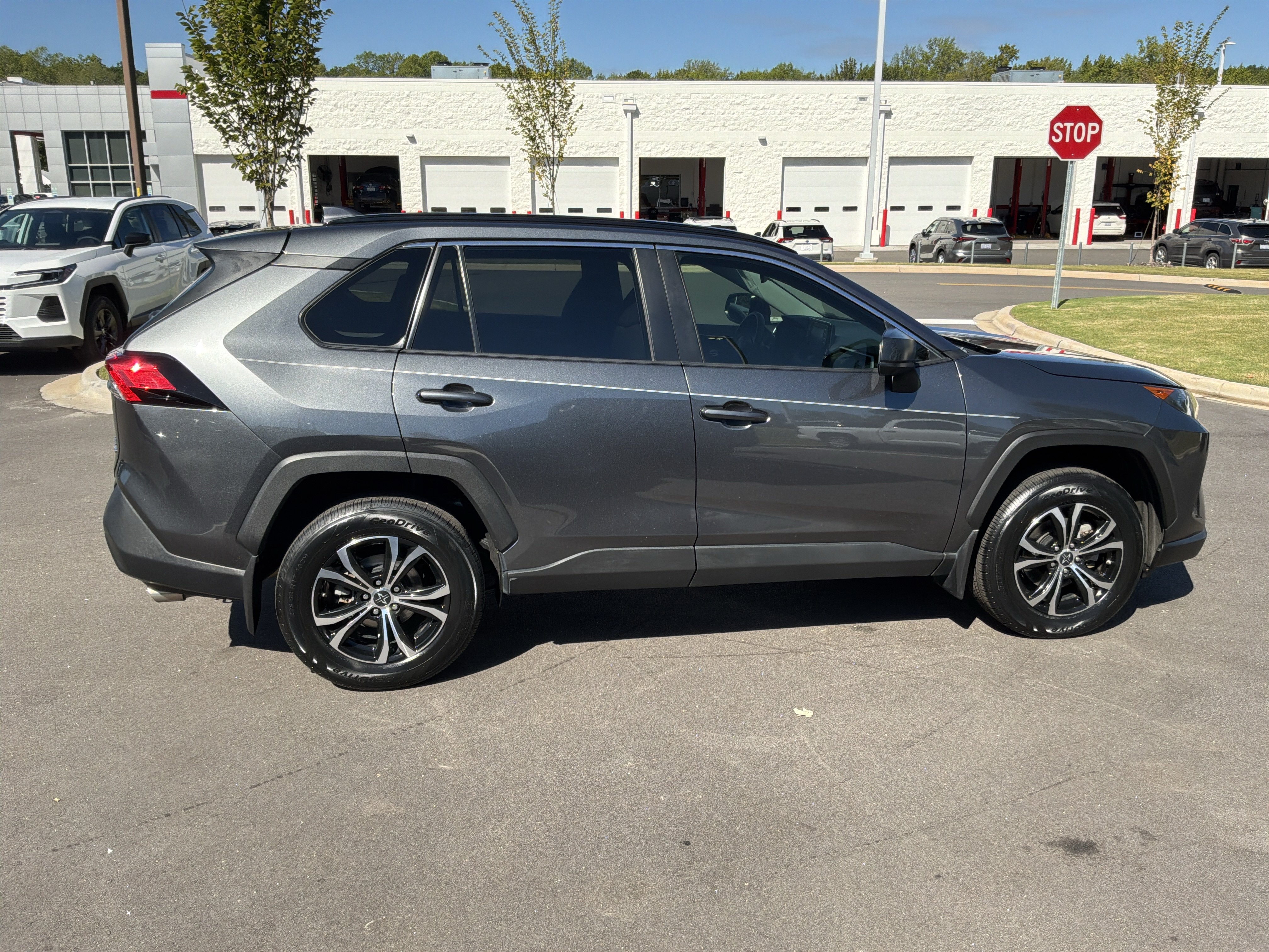 Used 2021 Toyota RAV4 LE AWD/4WD image 11