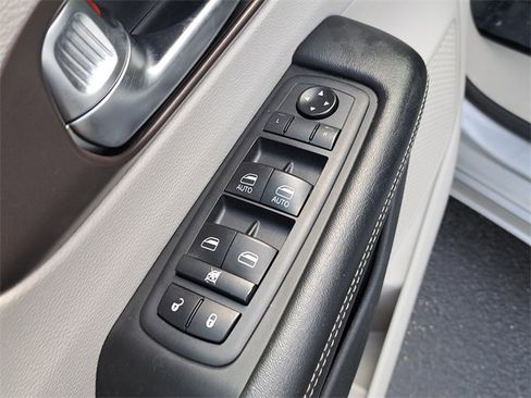 Used 2020 Chrysler Voyager L image 21