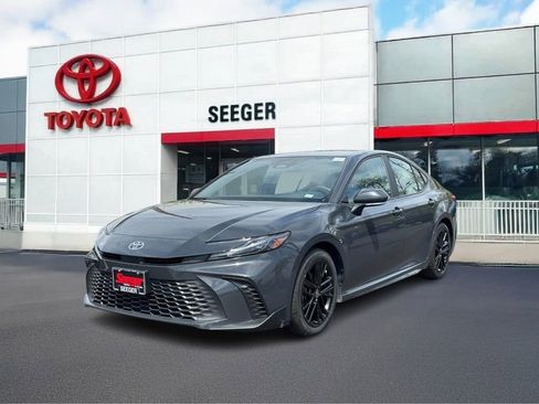 Used 2025 Toyota Camry SE image 8
