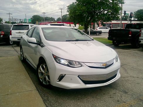 Used 2017 Chevrolet Volt Premier w/ Driver Confidence Package FWD image 3