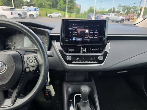 Used 2025 Toyota Corolla LE FWD image 12