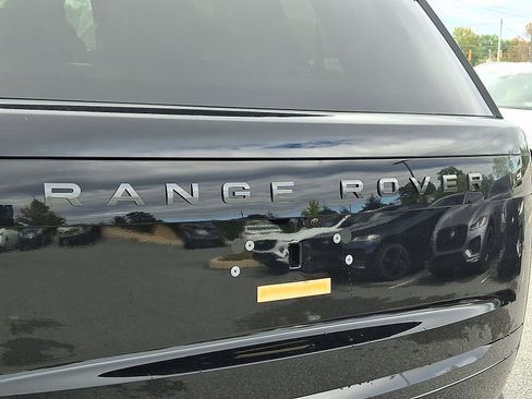 New 2025 Land Rover Range Rover Long Wheelbase SE image 22