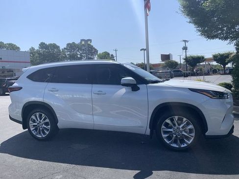 Used 2025 Toyota Highlander Limited AWD/4WD image 9