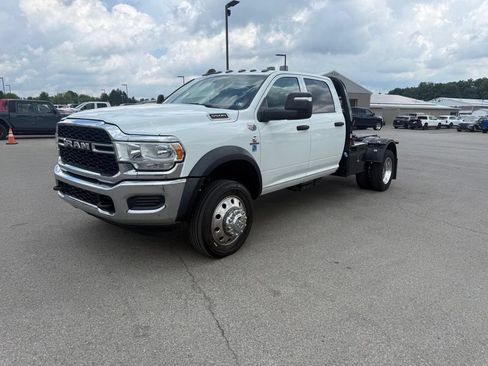 Used 2024 RAM 5500 Tradesman w/ Chrome Appearance Group AWD/4WD image 3