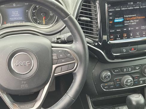 Used 2019 Jeep Cherokee Limited w/ Luxury Group FWD image 13