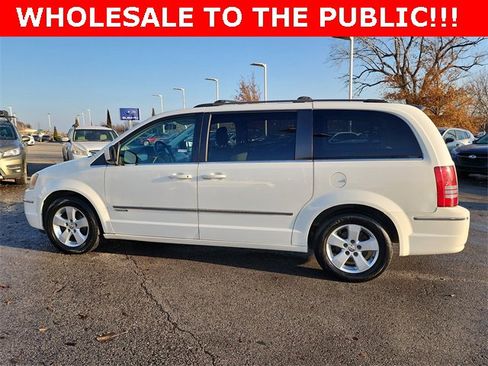 Used 2010 Chrysler Town & Country Touring image 6