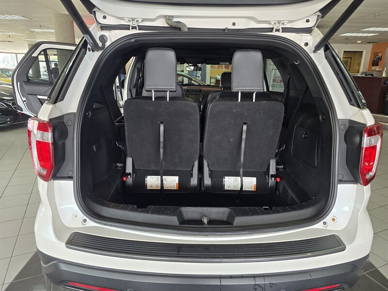 Used 2018 Ford Explorer XLT w/ Equipment Group 202A AWD/4WD image 13