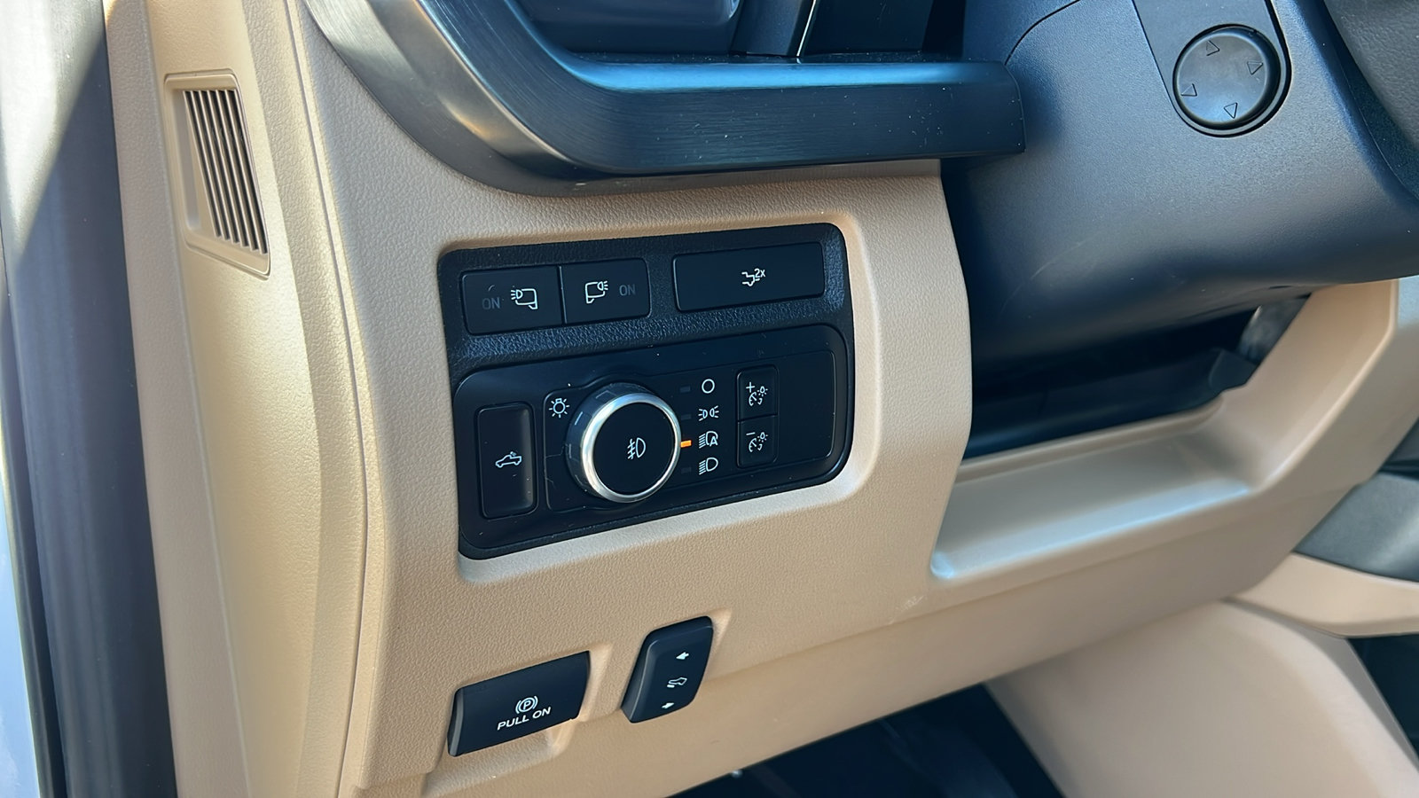 Used 2023 Ford F350 Lariat w/ FX4 Off-Road Package AWD/4WD image 33