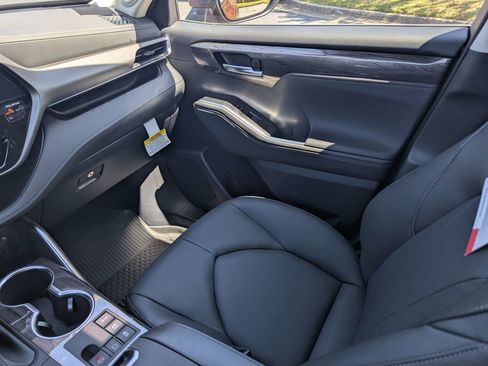 New 2026 Toyota Highlander Limited AWD/4WD image 19