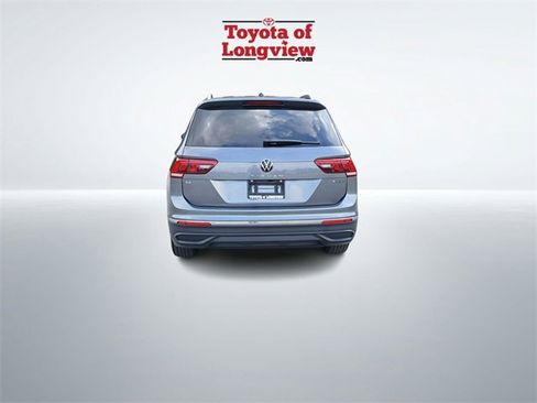Used 2024 Volkswagen Tiguan SE w/ Panoramic Sunroof Package image 6