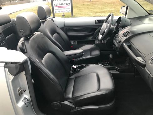 Used 2006 Volkswagen Beetle Convertible w/ Package 1 image 37