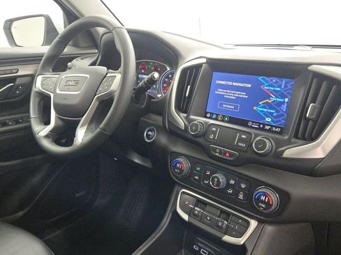 Used 2024 GMC Terrain SLT w/ Infotainment Package II image 9