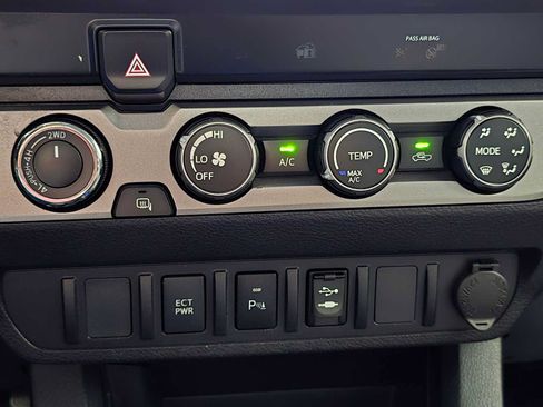 Used 2019 Toyota Tacoma SR5 AWD/4WD image 15
