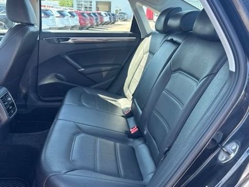 Used 2017 Volkswagen Passat 1.8T SE FWD image 11