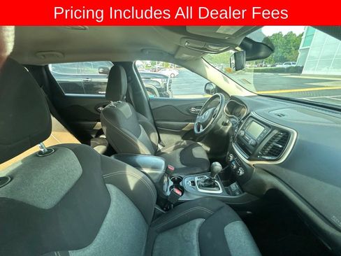 Used 2018 Jeep Cherokee Latitude w/ Altitude Package FWD image 3