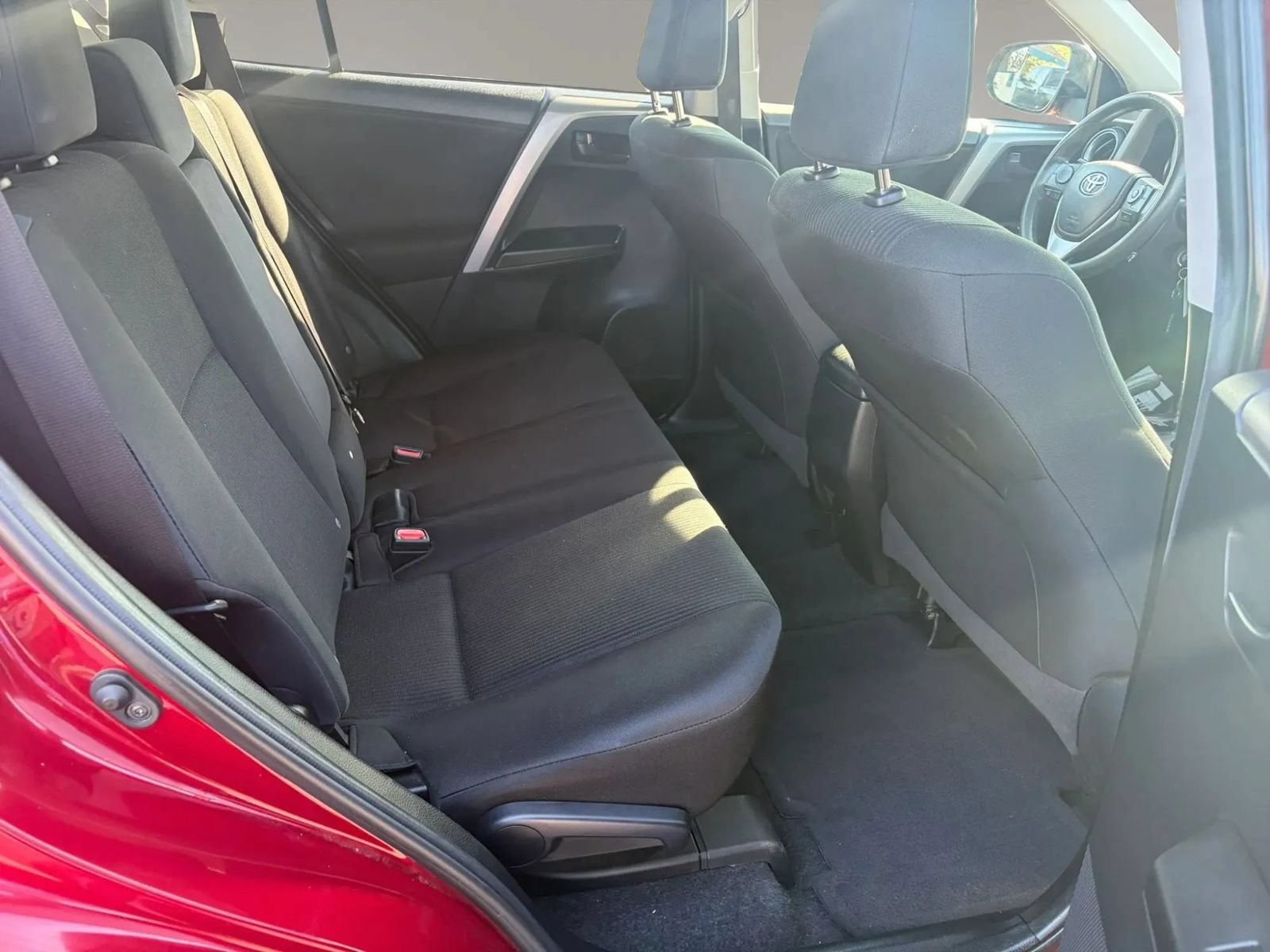 Used 2018 Toyota RAV4 LE FWD image 31