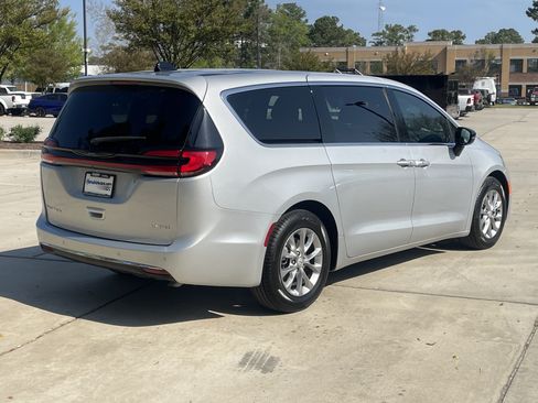 Used 2026 Chrysler Pacifica Limited FWD image 9