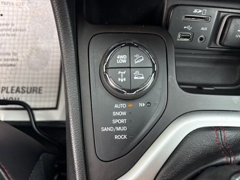 Used 2017 Jeep Cherokee Trailhawk image 33