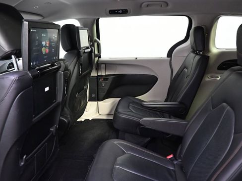 Used 2018 Chrysler Pacifica Touring-L Plus image 20