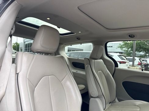 Used 2019 Chrysler Pacifica Limited w/ Advanced Safetytec Group FWD image 7