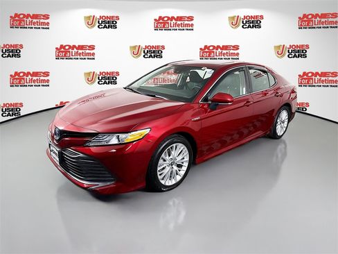 Certified 2020 Toyota Camry XLE w/ Sunroof Package image 15