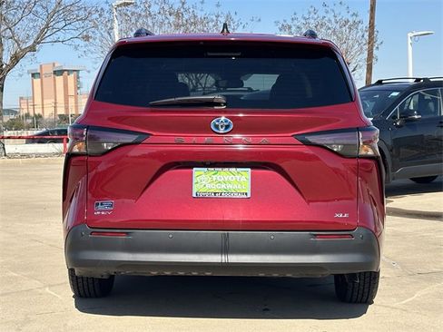 Used 2025 Toyota Sienna XLE image 4